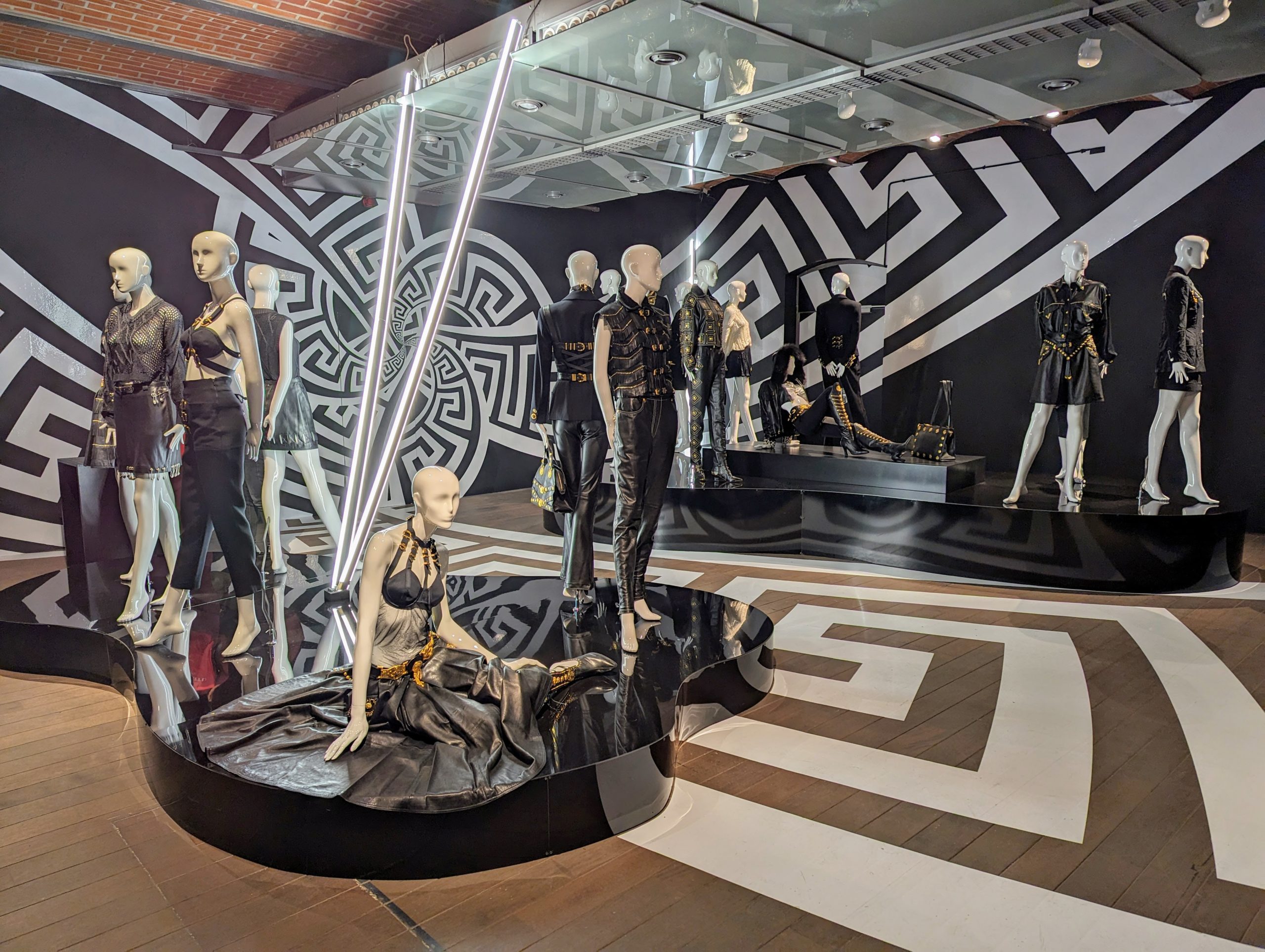 GIANNI VERSACE レターラック GIANNI VERSACE RETROSPECTIVE - Teo, All about touring exhibitions